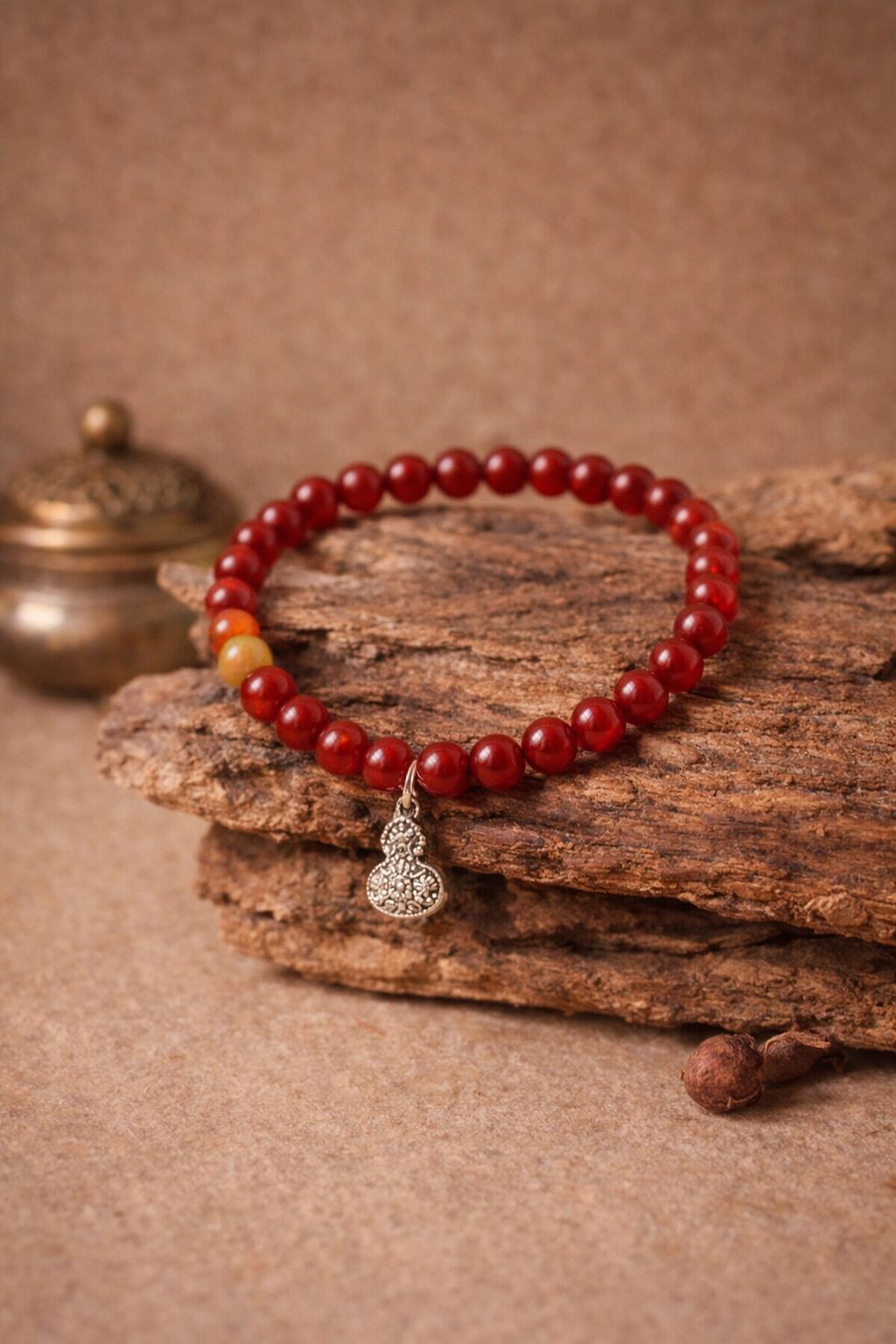 Bracelet en agate rouge naturelle et pendentif gourde argentée