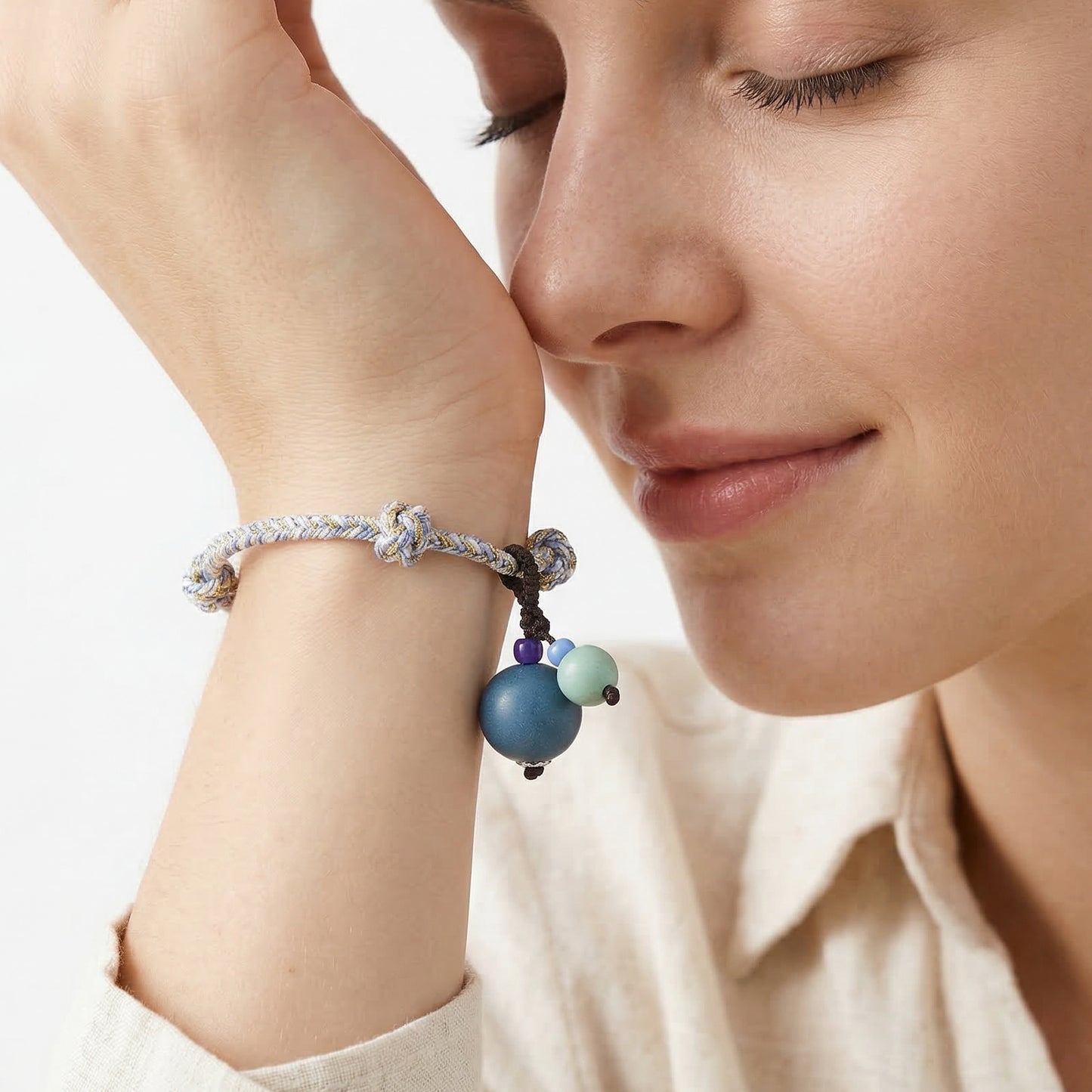 Bracelet tressé bien-être en bois de santal & bois d’agar – Ancrage & harmonie intérieure